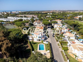Elegant villa with private pool in Quarteira